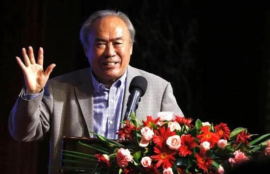 盖尔·加朵晒出谍战题材新片《铁石心肠》的杀青照7月29日，演员盖尔·加朵晒出由其出演的谍战题材新片《铁石心肠》的杀青照，在经过5个月转战5个国家取景拍摄后，电影终于进入后期制作阶段